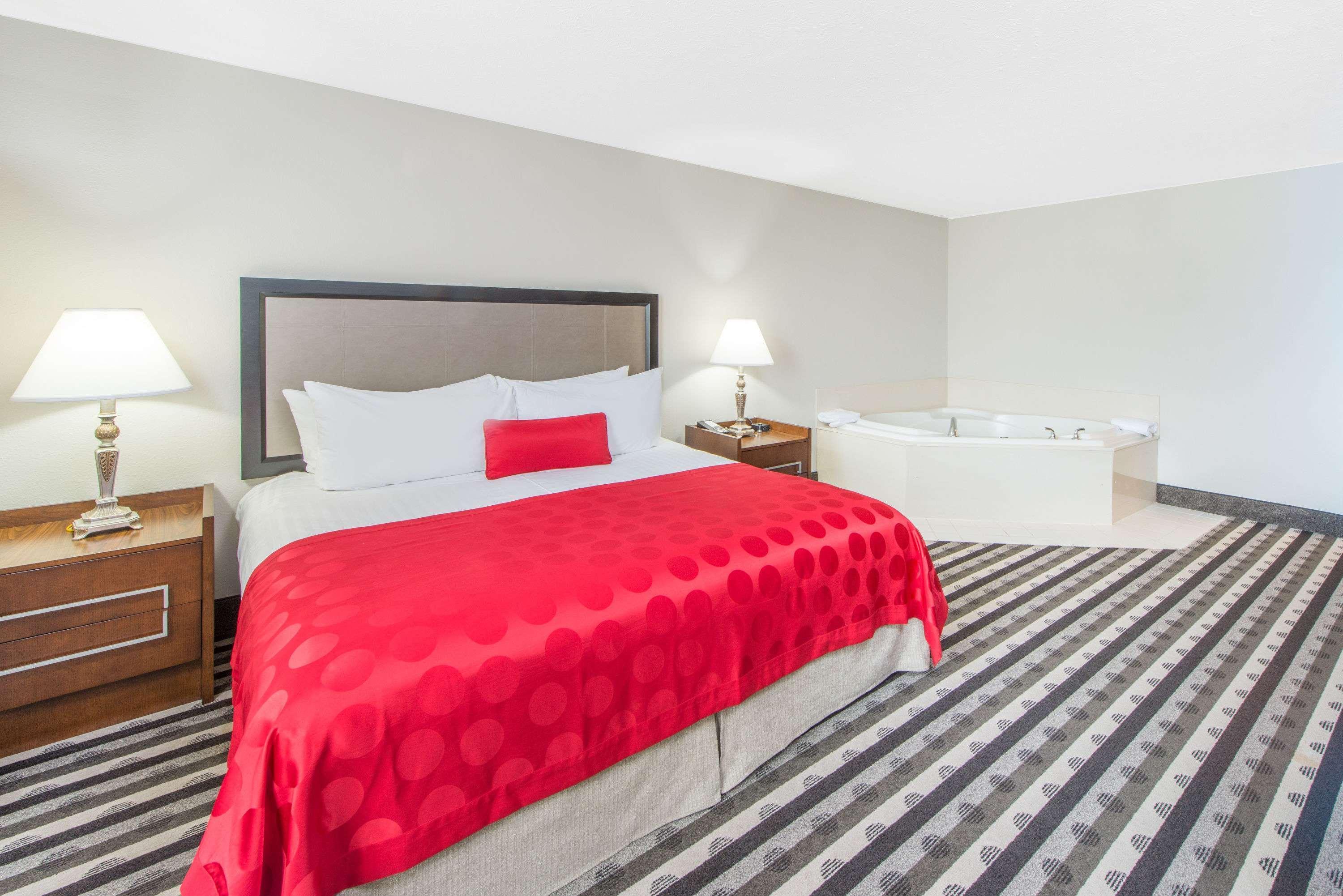 Ramada By Wyndham Springfield North Hotell Eksteriør bilde